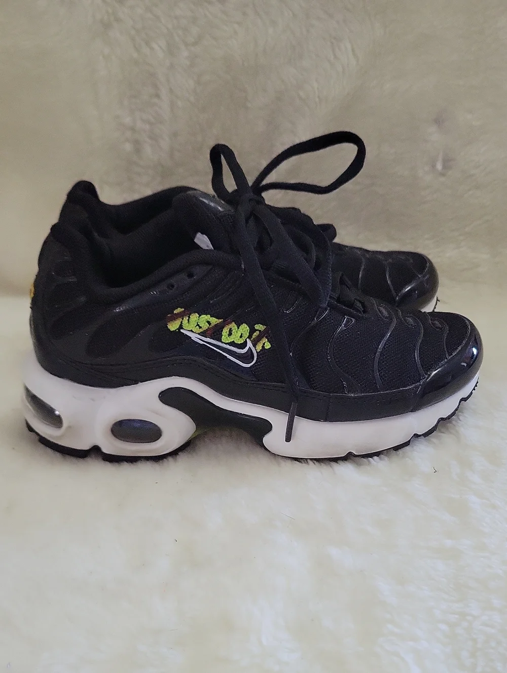 NIKE Air Max Plus 1 GS “Black Volt” Running Trainers. Size 1Y.
